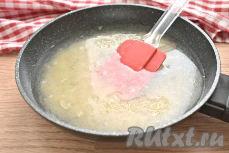 Заливаем рис тёплой кипячёной водой и доводим до кипения. Нагрев плиты убавляем до минимума и варим рис под крышкой 10 минут.&nbsp;