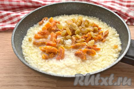 Добавляем изюм и нарезанную на кусочки курагу, перемешиваем.