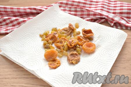 Кашу я готовила в сковороде с высокими бортами, можно использовать казан или кастрюлю с толстым дном. Перебираем изюм и курагу, удаляем веточки, если имеются. Изюм с курагой кладём в глубокую тарелку, заливаем полностью кипятком и оставляем минут на 5, затем промываем водой и выкладываем на бумажные полотенца, чтобы сухофрукты обсушились. Если вы используете не пропаренный рис, его нужно промыть водой, затем дать стечь лишней жидкости. Пропаренный рис я не промываю.