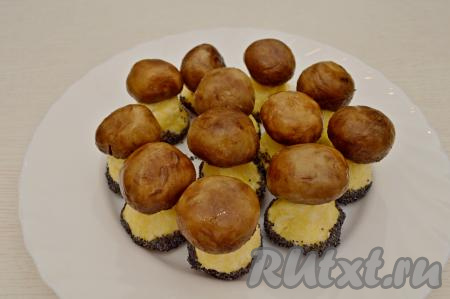 Сверху надеть шляпки грибов, немного прижав. Всего у меня вышло 12 грибочков. Грибы хорошо держат форму, устойчиво стоят на тарелке.