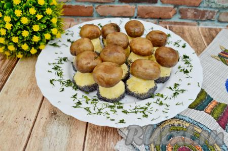 Вот такая аппетитная закуска "Грибная поляна" получилась. Я украсила полянку рубленным укропом. "Грибочки" очень вкусные, сочные. Такая закуска отлично смотрится на любом праздничном застолье!