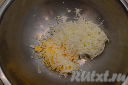 В глубокую миску натереть на мелкой тёрке яйцо и плавленный сырок.