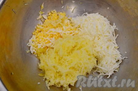 Сюда же натереть на мелкой тёрке варёную картошку и зубчик чеснока.