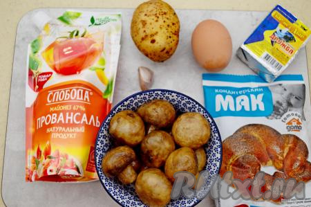 Подготовить продукты для приготовления закуски "Грибная поляна". Сварить вкрутую яйцо (варить после начала кипения воды минут 9-10). Картофель вымыть и сварить в кожуре до готовности (в течение 20-25 минут с момента закипания воды). Сваренные яйцо и картошку полностью остудить, а непосредственно перед началом формирования закуски их нужно будет очистить.