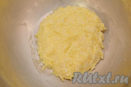 К яйцам, картошке, чесноку и сыру добавить майонез и соль, перемешать до однородности. Картофельно-сырная масса должна получиться достаточно пластичной и держать форму, слишком сухой она быть не должна (если нужно, добавьте немного майонеза, но и лишнего майонеза добавлять не надо, чтобы масса не была мокрой).