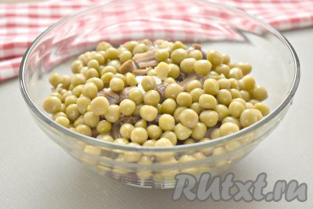 Зелёный консервированный горошек из банки сначала откидываем на дуршлаг. Когда вся жидкость сольётся, добавляем горошек в винегрет.