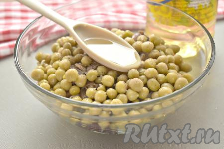 Винегрет с зелёным горошком и маринованными грибами заправляем растительным маслом, солим и перчим.