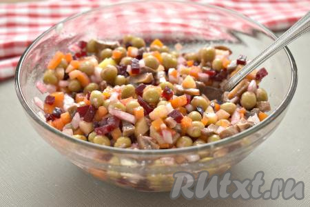 Перемешиваем тщательно ингредиенты между собой и можно подавать блюдо к столу.