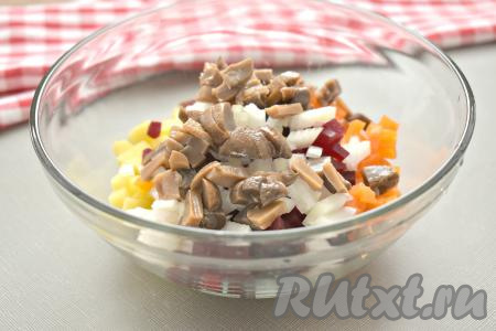 Добавляем маринованные грибы, нарезанные на маленькие кусочки, в миску с винегретом.