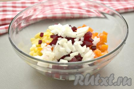 Сюда же выкладываем мелко нарезанную половину луковицы.