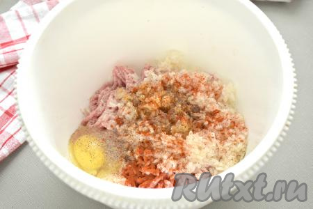 Солим фарш с рисом, перчим, посыпаем любимыми специями или приправами (у меня - молотая паприка).