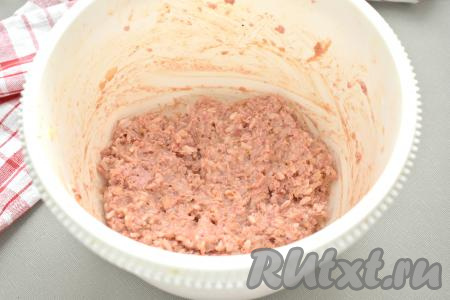 Тщательно вымешиваем фарш.