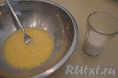 Вилкой интенсивно размешать яйца до однородного состояния (перемешивать в течение 1-1,5 минут). Взбивать яйца до белизны не надо, для омлета яичная масса просто должна стать однородной. Влить молоко и перемешать до однородности омлетную смесь. Молоко обычно добавляется из расчёта: 50 миллилитров молока на 1 яйцо, именно такая пропорция обычно позволяет приготовить вкусный омлет.