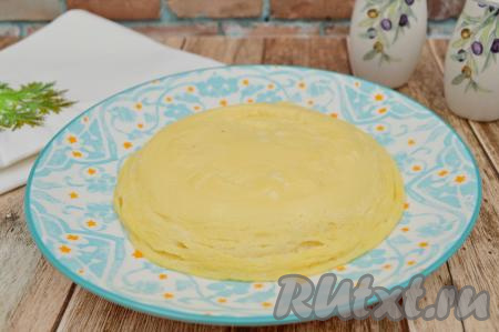 После переворачивания омлета на плоскую тарелку, нужно убедиться, что омлет полностью готов: если верх омлета на тарелке сухой, значит блюдо можно сразу подавать к столу. Если же верх омлета на тарелке немного жидковат, тогда оправьте тарелку с омлетом ещё на 1 минуту в микроволновку.