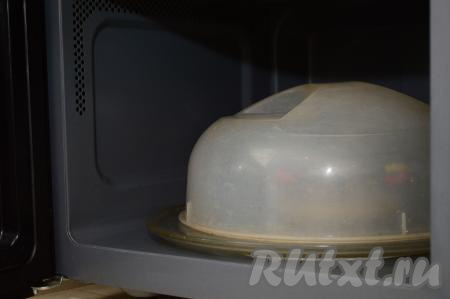 Для того чтобы омлет был паровым, необходимо чтобы он томился на пару, для этого накрываем миску сверху специальной пластиковой крышкой для микроволновок. Если такой крышки нет, то можно миску сверху накрыть тарелкой, пригодной для СВЧ.