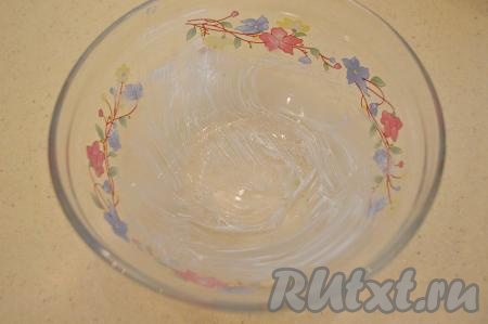 Дно посуды, пригодной для приготовления в микроволновой печи, смазать сливочным маслом. Замечу, что для микроволновки (СВЧ печи) непригодна металлическая посуда и посуда с блестящими элементами декора. У меня для этого существует стеклянная мисочка диаметром 15 сантиметров.