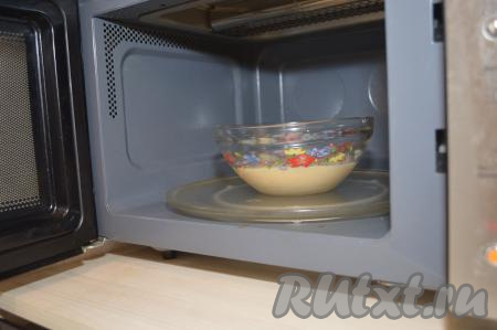 Поставить миску с омлетной смесью в микроволновку.