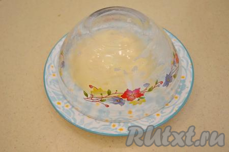 В моей микроволновке мощность - 800 Ватт. Выставить таймер на 3,5 минуты (210 секунд), максимальная мощность. По прошествии времени проверить готовность, если сверху масса "схватилась" (не жидкая), значит можно вынимать омлет из микроволновки.&nbsp;Аккуратно, используя прихватку (или сухое полотенце), достать горячую миску с омлетом из микроволновки и перевернуть на плоскую тарелку (тарелку советую тоже брать, пригодную для микроволновки - на случай, если самый низ блюда окажется слегка жидковатым). Благодаря тому, что мы смазали миску маслом, омлет легко переворачивается и не пристаёт к посуде.