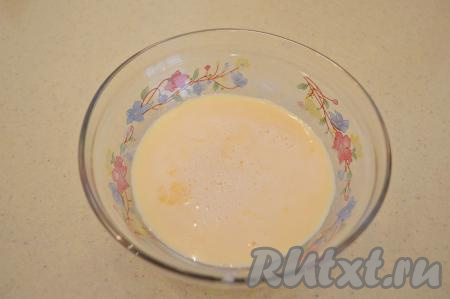 В миску, смазанную маслом, влить омлетную смесь.