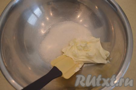 В глубокую миску всыпать сахар и выложить масло, размягчившееся при комнатной температуре.