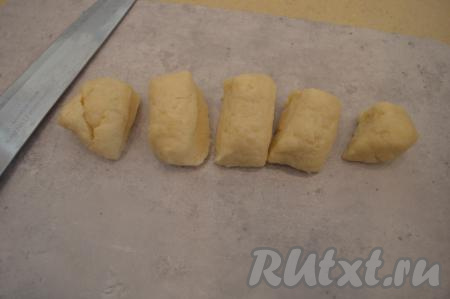 Каждую часть скатать в колбаску, которую разделить ножом на 5 равных частей (в результате из замешанного теста у нас получится 20 заготовок печенья).