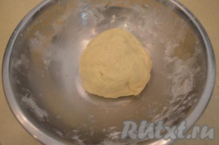 К масляно-сметанной смеси добавить разрыхлитель, частями начать всыпать муку, вмешивая её в тесто сначала ложкой, а затем - руками. Постепенно замесить нежное, приятное в работе, не липнущее к ладоням тесто. Замешивается тесто очень быстро, долго вымешивать его не нужно, как только тесто перестаёт липнуть к рукам, но при этом остаётся мягким, значит больше вымешивать его не нужно. Сформировать из замешанного теста шар.