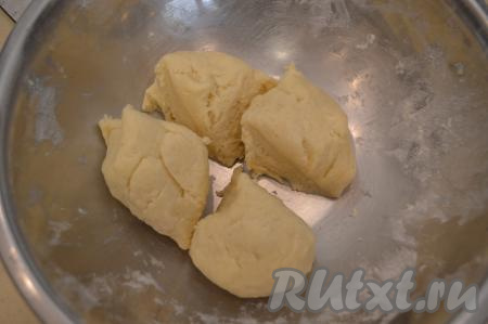 Разделить шар из теста ножом на 4 примерно равных части.