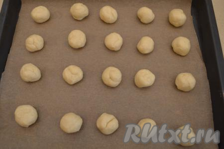Руками из каждого кусочка скатать шарик. Сформированные шарики выкладывать на небольшом расстоянии друг от друга на противень, застеленный пергаментом.