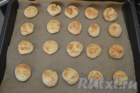 Отправить противень в хорошо прогретую духовку, выпекать печенье минут 25-30 при температуре 180 градусов. Готовность проверить сухой деревянной шпажкой (просто проколите печенюшку сверху шпажкой, если после этого шпажка останется чистой, без следов теста, значит выпечка полностью готова). Печенье, замешанное на сливочном масле и сметане, получается светлым, я его подрумянила на режиме "Гриль" в течение 2-3 минут.