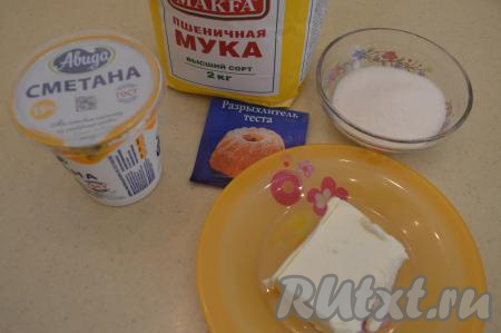 Подготовить продукты для приготовления печенья на сметане на скорую руку. Заранее достать сливочное масло, чтобы оно согрелось при комнатной температуре и стало мягким.