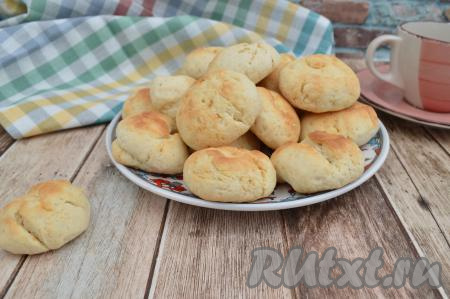 Дать печенью немного остыть на противне, а затем переложить его на тарелку и можно подавать к чаю, молоку или кофе.