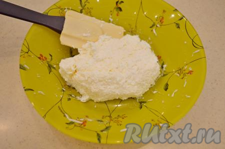 Перемешать белково-сырную массу, подсолить по вкусу. Масса должна получиться достаточно густой и пластичной. Ни слишком сухой, ни излишне влажной она быть не должна, она должна в дальнейшем хорошо намазываться на крабовые палочки.