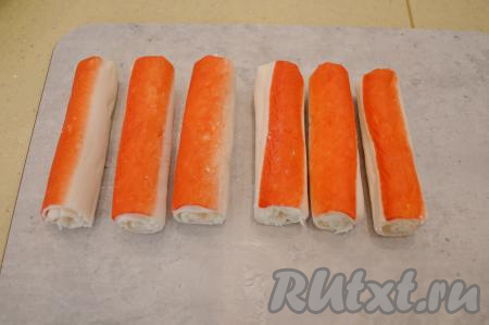 Таким образом сформировать все 6 рулетиков из крабовых палочек с начинкой из сыра и яиц.