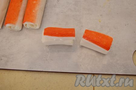 Каждый крабовый рулетик острым ножом разрезать пополам.