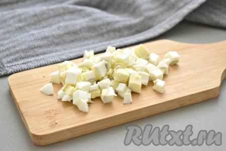 Яйца тоже нарезаем на небольшие кубики.