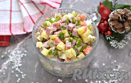 Вкусный, яркий, аппетитный салат «Столичный», приготовленный с копчёной колбасой, перекладываем в салатник, по желанию, украшаем нарезанным зелёным луком и подаём к столу. Этот простой салат неизменно пользуется популярностью на праздничном застолье, угощайтесь!