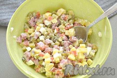 Нарезанные картофель, копчёную колбасу, морковку, яйца, огурец соединяем в миске, добавляем горошек и майонез, перчим и подсаливаем по вкусу.