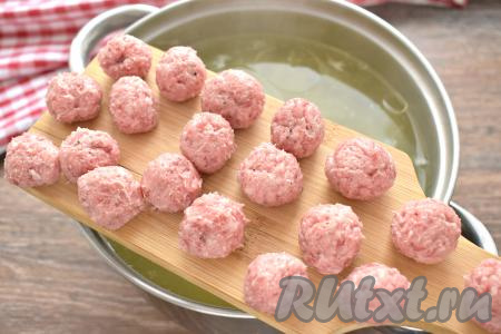 Мясной фарш немного солим и перчим, хорошо перемешиваем и лепим из него фрикадельки (шарики) размером чуть меньше грецкого ореха. После того как картошка с капустой проварятся вместе с момента закипания минут 15-20, добавляем в кастрюлю фрикадельки, перемешиваем, даём закипеть, а после этого варим щи на небольшом огне 5-7 минут.