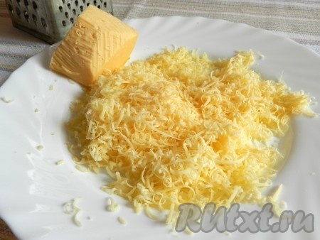 Сыр натереть на терке.