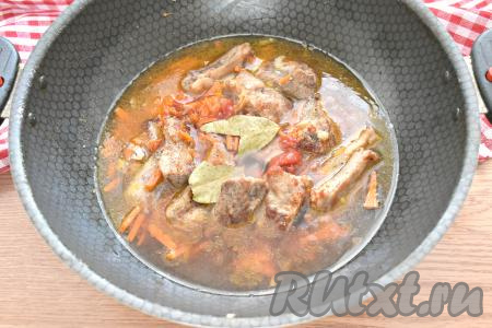 Вливаем на сковороду кипячёную воду, доводим до кипения и до минимума убавляем огонь.