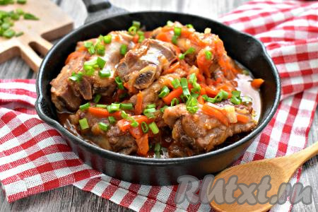 Вкусные, сочные, очень аппетитные тушёные свиные рёбрышки вместе с морковью и луком подаём горячими к столу, дополнив гарниром.