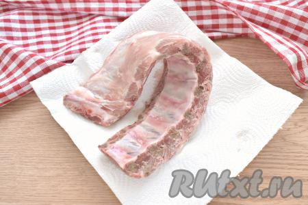 Свиные рёбра моем, обсушиваем.