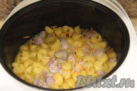 В чашу мультиварки с куриной печенью, овощами и макаронами влить кипящую воду, перемешать, закрыть крышку и выставить режим "Выпечка". Готовить 10-15 минут. Я три раза перемешивала за время приготовления.