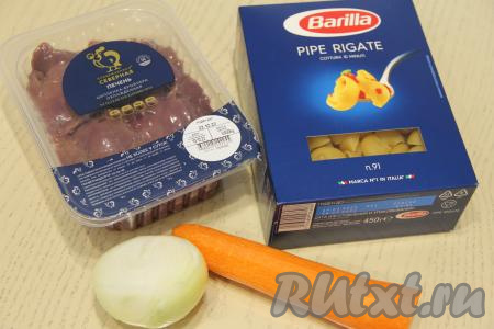 Подготовить продукты для приготовления макарон с куриной печенью в мультиварке. Лук и морковь почистить. Куриную печень промыть холодной водой и нарезать на средние кусочки.