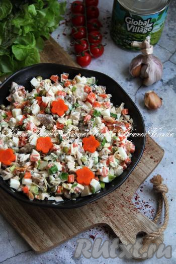 Из моркови, которую мы откладывали для украшения, я решила вырезать цветочки. Вкусный, аппетитный, сытный салат "Купеческий", приготовленный с курицей и грибами, подать к столу в салатнике, украсив, вырезанными цветочками из отварной морковки.
