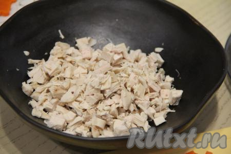 Куриное филе тоже нужно нарезать на средние кубики.