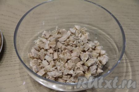 Остывшее куриное мясо нарезать на небольшие кубики и выложить в достаточно глубокую миску.