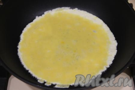Я жарила блины на сковороде диаметром 25 сантиметра. Хорошо раскалить сковороду, смазанную маслом, вылить 1/4 яичной массы, равномерно распределить. 