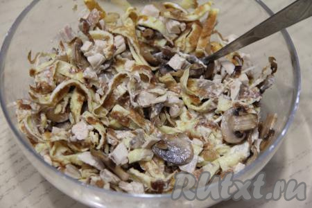 Посолить по вкусу. Заправить салат майонезом непосредственно перед подачей.