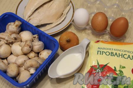 Подготовить продукты для приготовления салата "Министерский" с курицей и грибами. Куриное филе отварить до готовности в подсоленной воде (в течение 20-25 минут), а затем оставить его остывать, не доставая из бульона.
